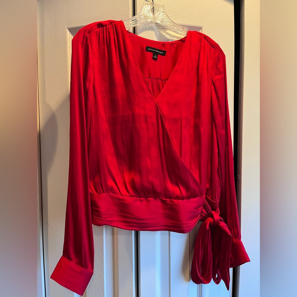 NWOT silky red Banana Republic top. never worn